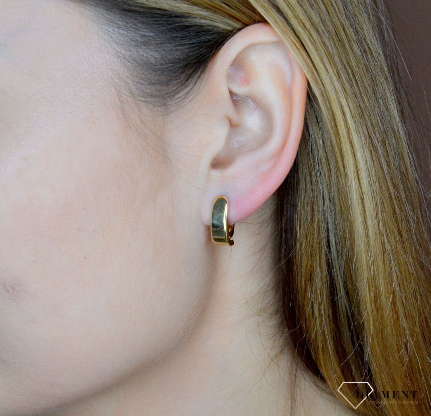 Złote kolczyki 375 angielskie gładkie KL 5428 375. Złote kolczyki wykonane z najwyższej jakości żółtego złota, próba 375, waga około 1,67 gram. Kolczyki w minimalistycznym stylu, wpisujące się w obecne trendy modowe..jpg